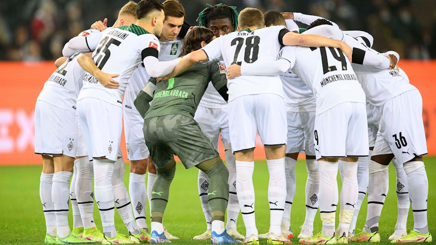 Dem Team von Borussia Mönchengladbach, hier am 15. Dezember 2021 beim EInschwören im Mannschaftskreis, fehlen beim Spiel in Hoffenheim mehrere Stammspieler.