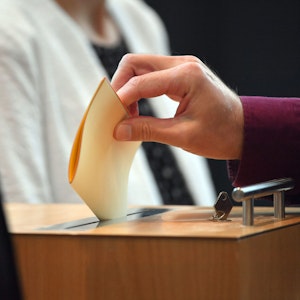 Ein Abgeordneter wirft Stimmzettel in eine Wahlurne im Plenarsaal des Thüringer Landtags.