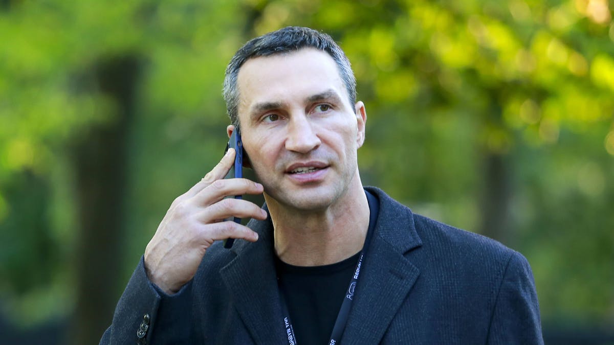 Wladimir Klitschko telefoniert.