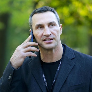 Wladimir Klitschko telefoniert.