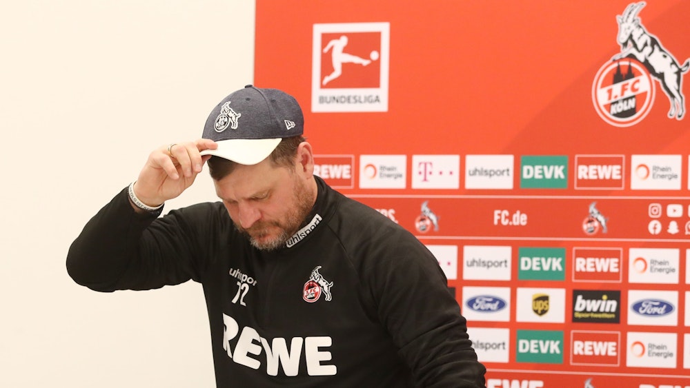 Steffen Baumgart kommt zur Pressekonferenz des 1. FC Köln.