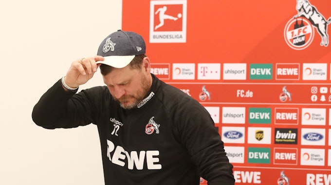 Steffen Baumgart kommt zur Pressekonferenz des 1. FC Köln.
