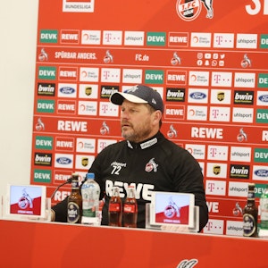 Steffen Baumgart gibt beim 1. FC Köln eine Pressekonferenz.