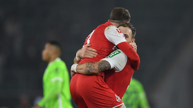 Jannes Horn jubelt zusammen mit Rafael Czichos nach dem 3:2 Auswärtssieg beim VfL Wolfsburg.
