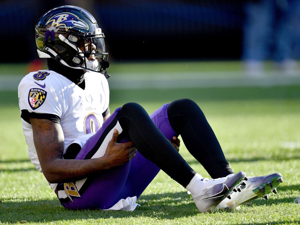 Ravens-Quarterback Lamar Jackson sitzt nach seiner Knöchelverletzung gegen die Browns in Cleveland voller Schmerzen auf dem Boden.
