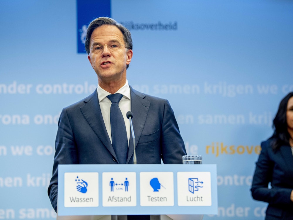 Mark Rutte, Ministerpräsident der Niederlande, gibt am 18. Dezember 2021 eine Pressekonferenz, um neue Verschärfungen in der Coronapolitik anzukündigen. Die Niederlande haben kurz vor Weihnachten wegen der Omikron-Variante des Coronavirus einen neuen strengen Lockdown verhängt.