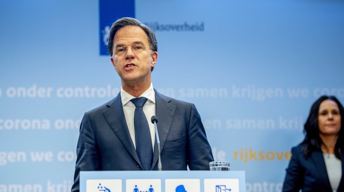 Mark Rutte, Ministerpräsident der Niederlande, gibt am 18. Dezember 2021 eine Pressekonferenz, um neue Verschärfungen in der Coronapolitik anzukündigen. Die Niederlande haben kurz vor Weihnachten wegen der Omikron-Variante des Coronavirus einen neuen strengen Lockdown verhängt.
