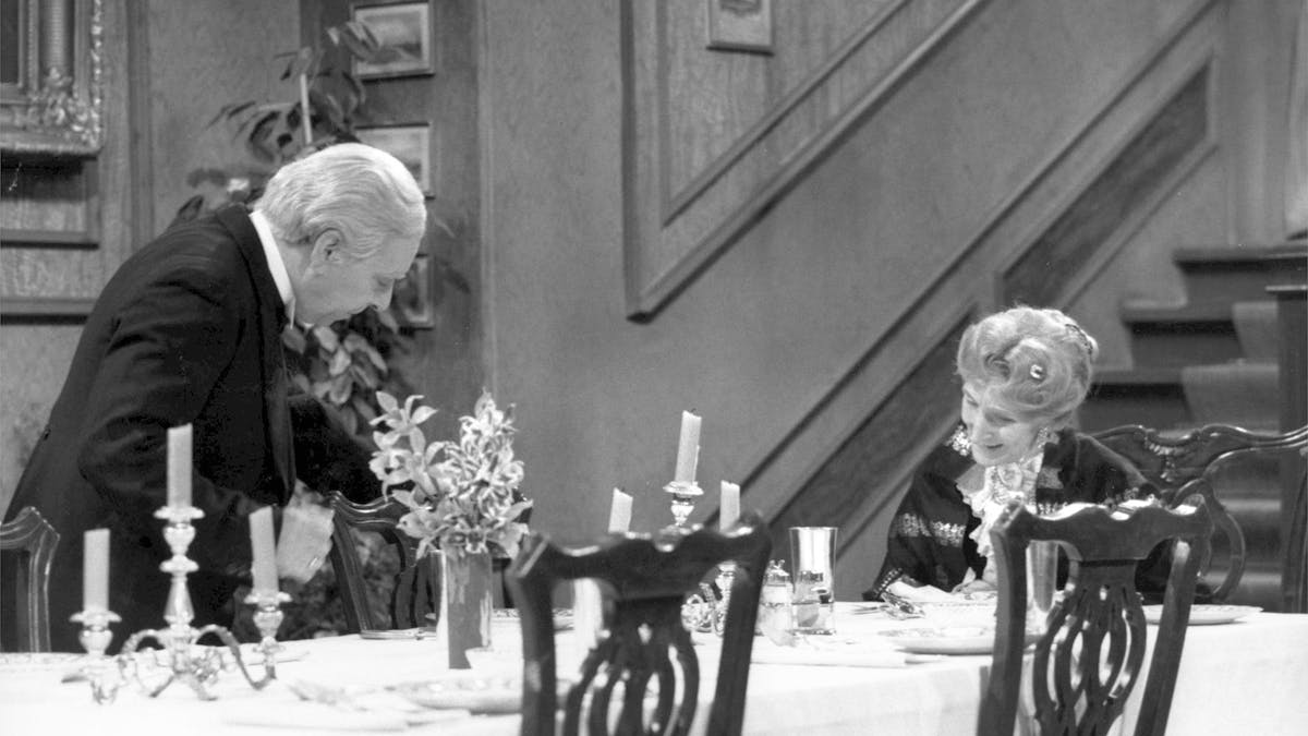 Freddie Frinton als Diener James und May Warden als alleinspeisende alte Dame Miss Sophie im TV-Klassiker «Dinner for One» (undatierte Filmszene).