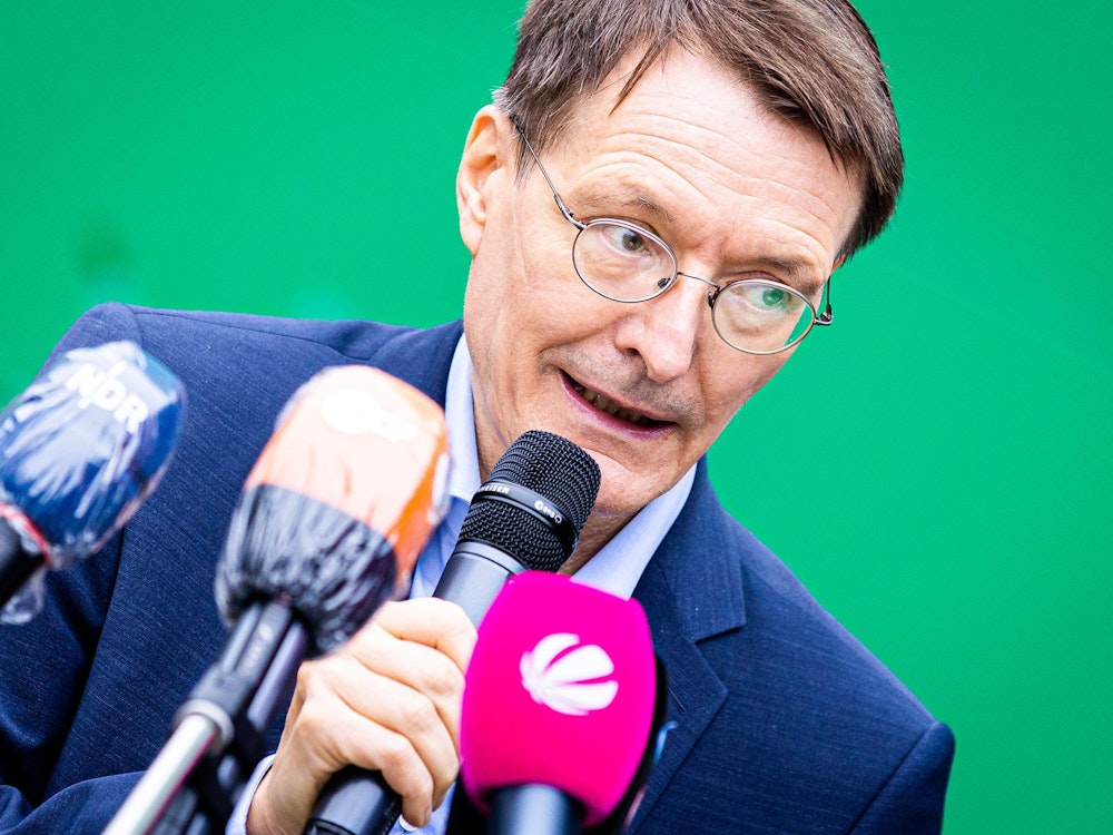 Bundesgesundheitsminister Karl Lauterbach am 17. Dezember 2021 bei einer Pressekonferenz in Hannover. Jetzt will er die Notzulassung für das Corona-Medikament Paxlovid beschleunigen.