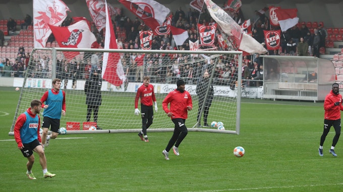 Die Mannschaft des 1. FC Köln trainierte im Franz-Kremer-Stadion vor 150 Ultras.