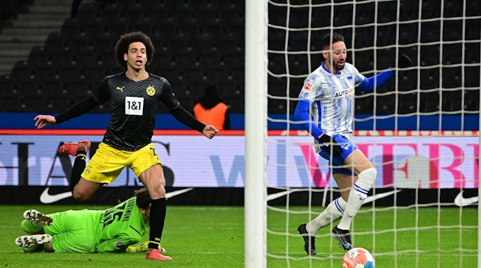 Ishak Belfodil schießt das 1:1 gegen Borussia Dortmund.
