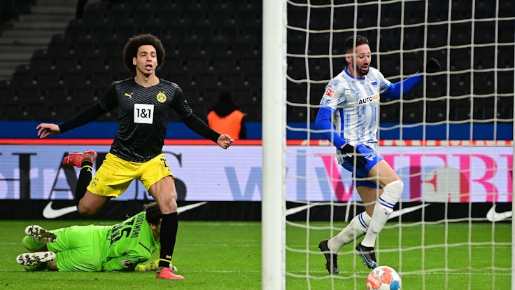 Ishak Belfodil schießt das 1:1 gegen Borussia Dortmund.