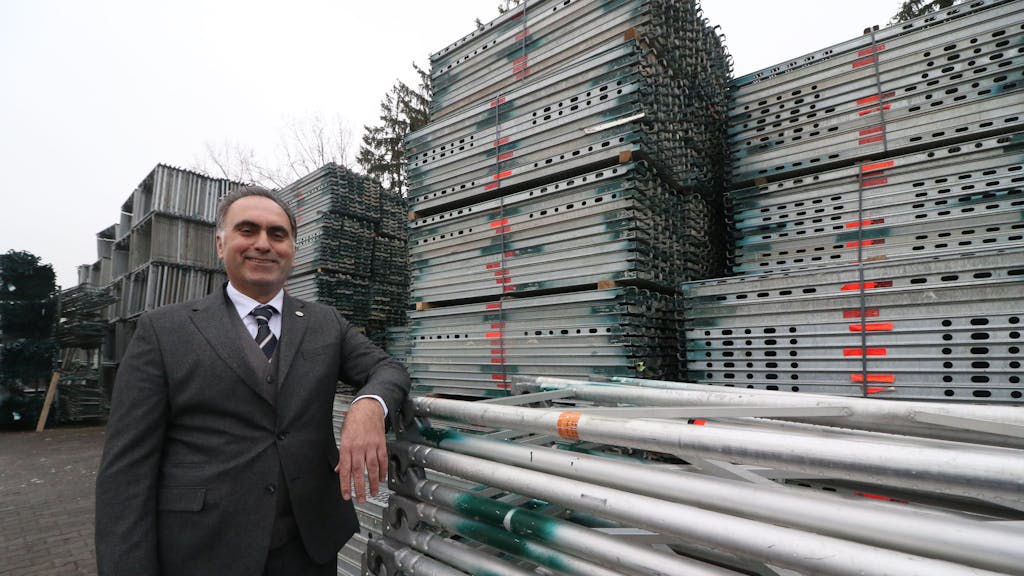 17. Dezember 2021
Der Unternehmer Ali Tokus feiert mit seinem Gerüstbauunternehmen 25-jähriges Bestehen.
Fotos: Adnan Akyüz