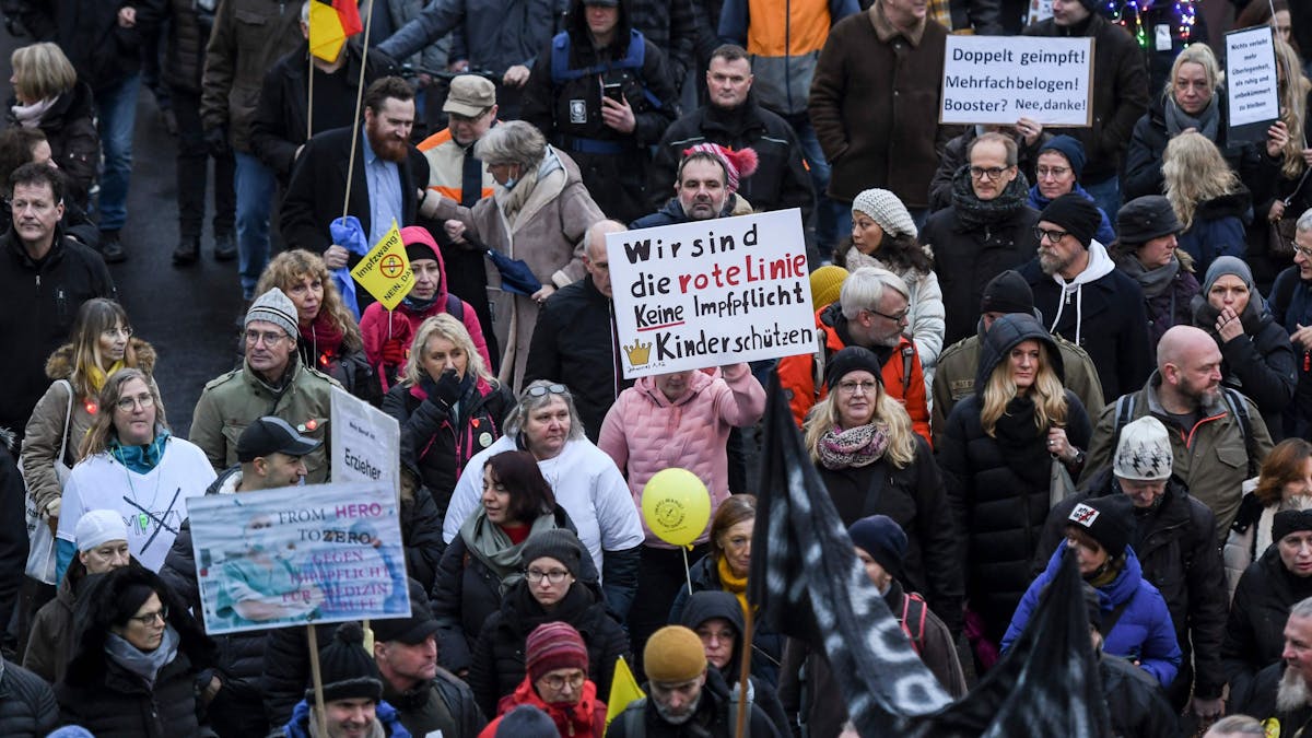 Am Samstag (18. Dezember 2021) demonstrierten Tausende Menschen in Düsseldorf gegen eine Corona-Impfpflicht.