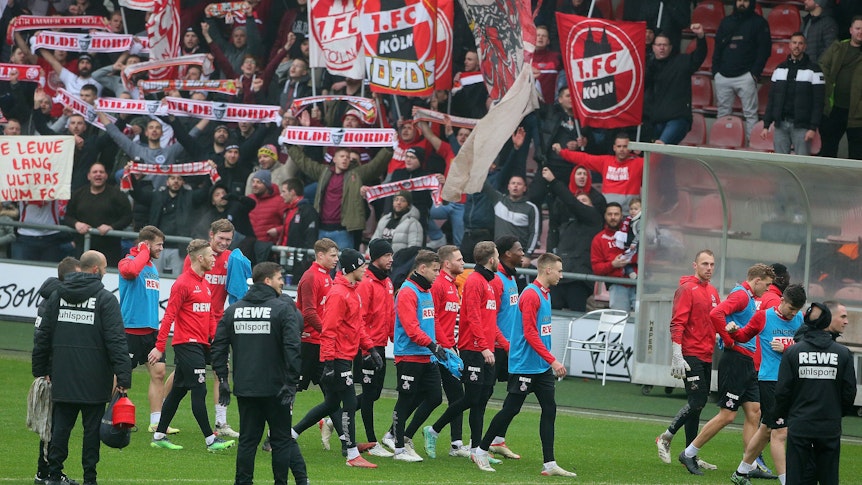 150 Ultras beim 1. FC Köln: Die Mannschaft wurde lautstark gefeiert.