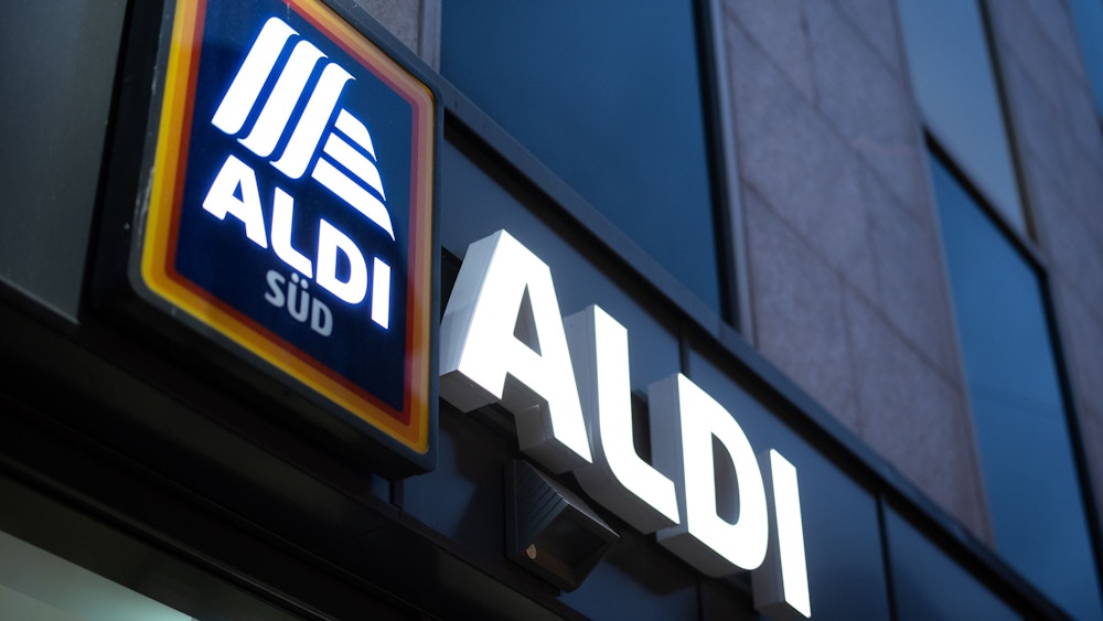 El logotipo de la sucursal de Aldi Süd, representado en una zona peatonal en el centro de Düsseldorf.  (dpa 
