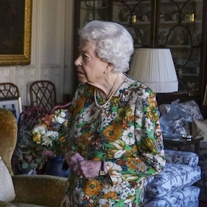 Die britische Königin Elizabeth II. beim Empfang von General Sir Nick Carter, Chef des Verteidigungsstabs, im Oak Room auf Schloss Windsor.