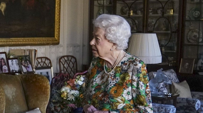 Die britische Königin Elizabeth II. beim Empfang von General Sir Nick Carter, Chef des Verteidigungsstabs, im Oak Room auf Schloss Windsor. 