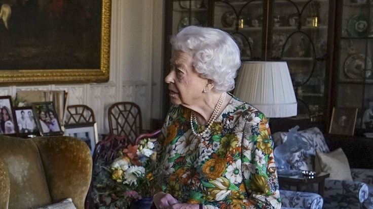 Die britische Königin Elizabeth II. beim Empfang von General Sir Nick Carter, Chef des Verteidigungsstabs, im Oak Room auf Schloss Windsor.
