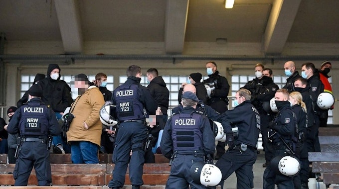 Die Polizei bei den Unruhestiftern der Gäste des FSV Zwickau am 18. Dezember beim Spiel bei Borussia Dortmund II.