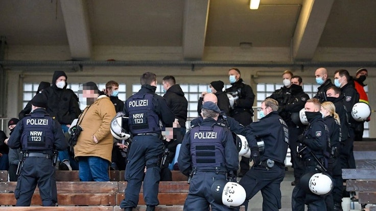 Die Polizei bei den Unruhestiftern der Gäste des FSV Zwickau am 18. Dezember beim Spiel bei Borussia Dortmund II.