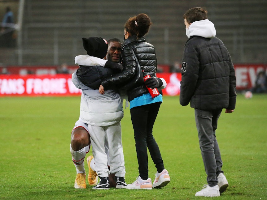Nach dem Spiel gegen Stuttgart (19. Dezember 2021) nahm Anthony Modeste seine Kinder auf dem Platz in den Arm.