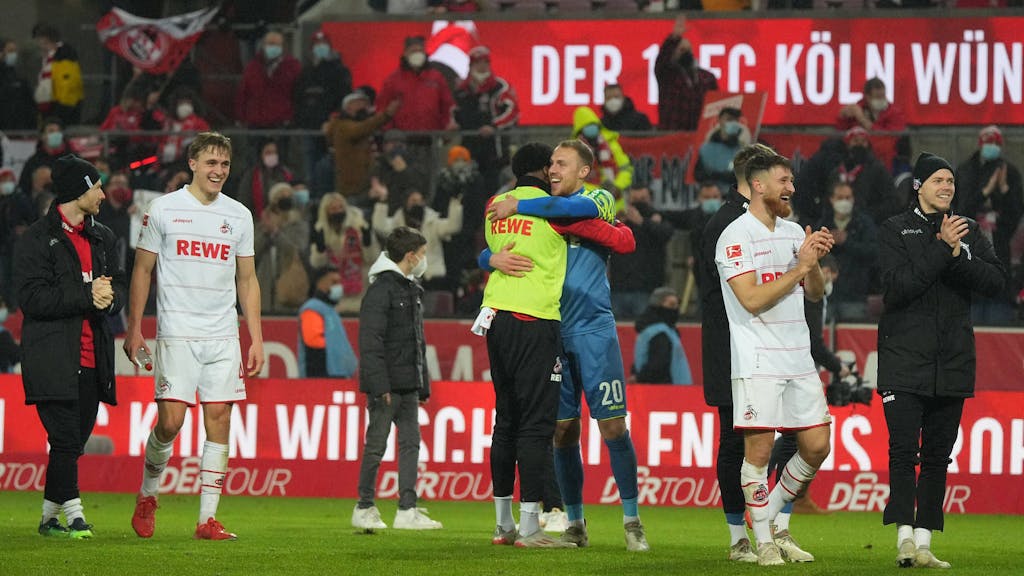 Timo Hübers & Co. feiern vor der Kurve den späten Sieg gegen den VfB Stuttgart.