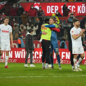 Timo Hübers & Co. feiern vor der Kurve den späten Sieg gegen den VfB Stuttgart.