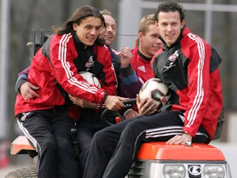 Boris Zivkovic, Marco Streller, Lukas Podolski und Hans Dentinger sitzen auf einem Traktor.