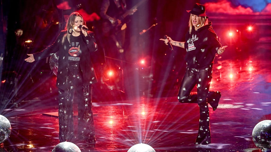 Die Sängerin Katarina Mihaljević (links) und Sängerin Sarah Connor standen beim Finale der Castingshow „The Voice of Germany“ am 19. Dezember 2021 gemeinsam auf der Bühne.