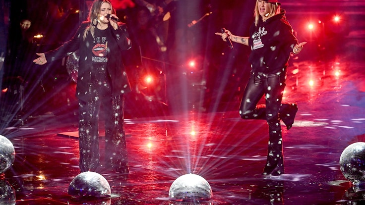 Die Sängerin Katarina Mihaljević (links) und Sängerin Sarah Connor standen beim Finale der Castingshow „The Voice of Germany“ am 19. Dezember 2021 gemeinsam auf der Bühne.