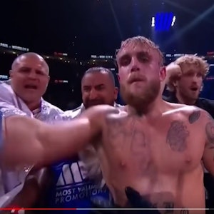 Boxer Jake Paul feiert seinen Sieg.