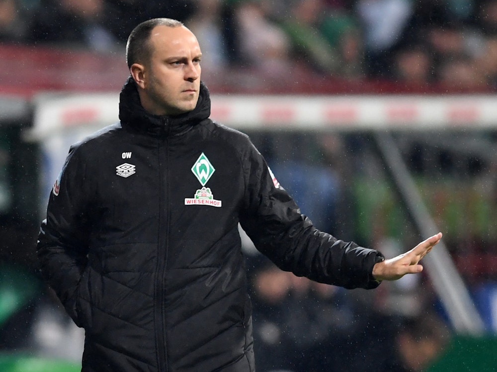 Il nuovo allenatore del Werder Ole Werner accenna ai margini.