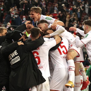 Die Kölner Profis feiern das Siegtor gegen Stuttgart.
