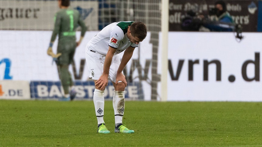 Nach Spielende in Hoffenheim macht sich bei Patrick Herrmann von Borussia Mönchengladbach die Enttäuschung über das 1:1 am Samstag (18. Dezember 2021) breit.