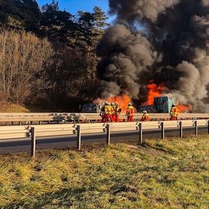 Mehrere Militärfahrzeuge gingen nach dem Unfall auf der A3 mit dem Lkw in Flammen auf.