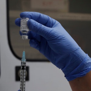 Ein medizinischer Mitarbeiter bereitet am 7. Oktober 2021 während der Studie im St. George's University Hospital in London eine Dosis mit dem Corona-Impfstoff von Novavax für eine Impfung vor.