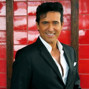 Der spanische Sänger Carlos Marin lächelt in die Kamera.