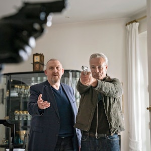 Die Tatort-Kommissare Max Ballauf (Klaus J. Behrendt) und Freddy Schenk (Dietmar Bär) während einer Szene für eine Tatort-Folge.