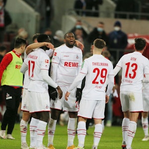 Anthony Modeste weint nach dem Sieg des 1. FC Köln gegen den VfB Stuttgart.