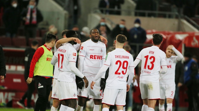 Anthony Modeste weint nach dem Sieg des 1. FC Köln gegen den VfB Stuttgart.