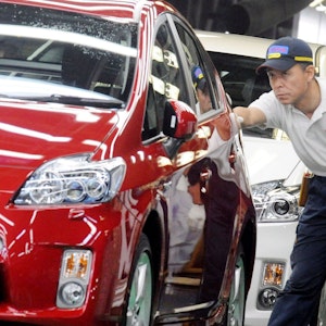 Ein Mann überprüft am 05.06.2009 in Toyota (Japan) im Tsutsum-Werk von Toyota ein Auto.