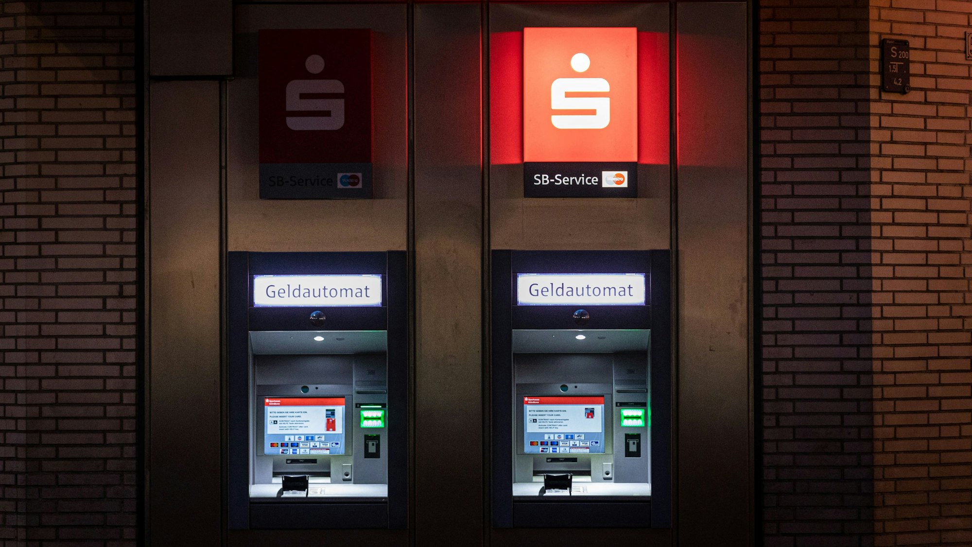 Zwei Geldautomaten der Kreissparkasse Köln