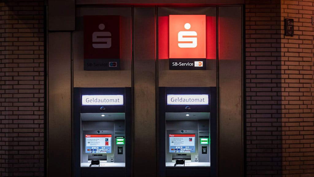 Zwei Geldautomaten der Kreissparkasse Köln