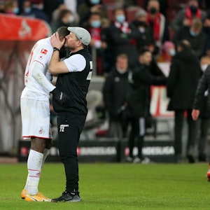 Steffen Baumgart nimmt Anthony Modeste nach dem Sieg des 1. FC Köln gegen den VfB Stuttgart in die Arme.