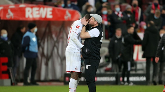 Steffen Baumgart nimmt Anthony Modeste nach dem Sieg des 1. FC Köln gegen den VfB Stuttgart in die Arme.