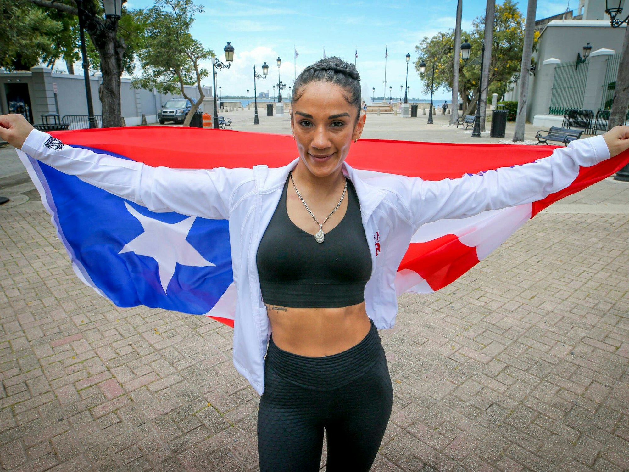 Amanda Serrano zeigt eine Flagge in San Juan.