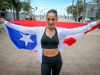 Amanda Serrano zeigt eine Flagge in San Juan.