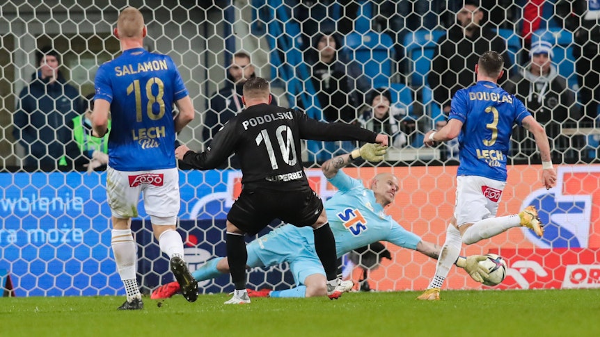 Lukas Podolski schießt aufs Tor, der Keeper pariert aber.