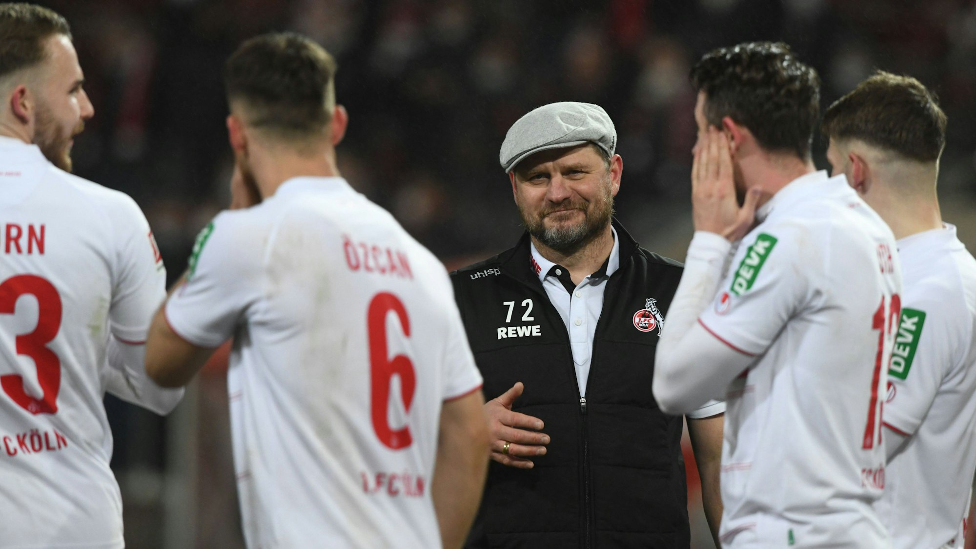 FC-Trainer Steffen Baumgart zeigte sich nach dem Sieg gegen den VfB Stuttgart bestens gelaunt – umringt von Jannes Horn, Salih Özcan, Mark Uth und Jan Thielmann.